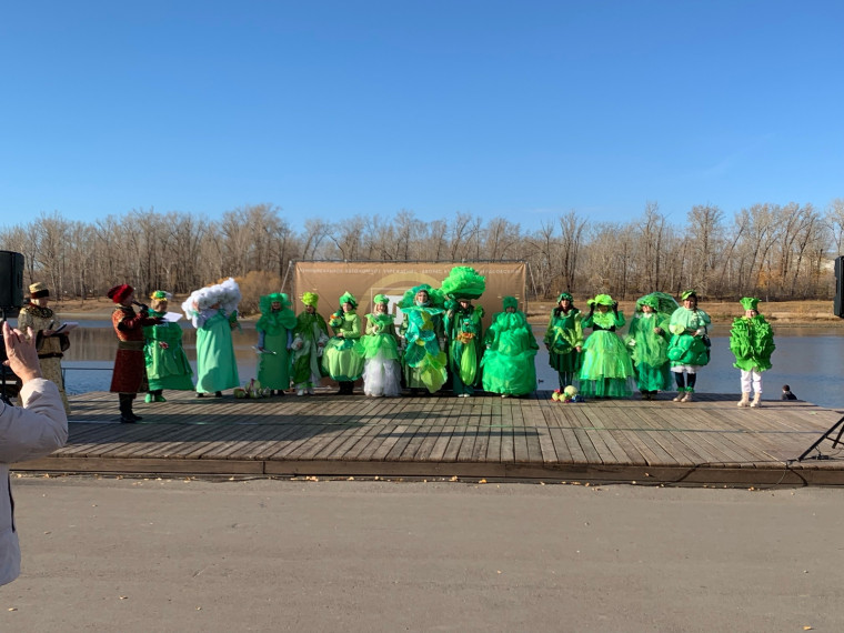 "По кочану да по капусте".